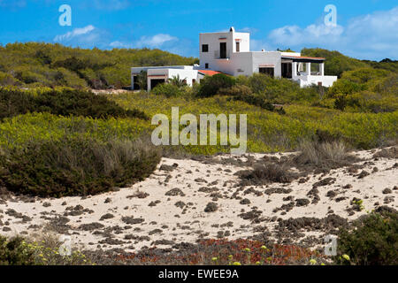 Typische weiße Haus von Formentera. Migjorn Strand, Insel Formentera, Balearen Inseln, Spanien. Stockfoto