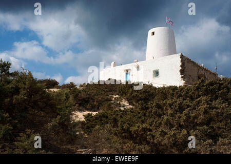 Es Molí de Sal Restaurant, Formentera. Alte weiße Salz Windmühle Formentera. Balearen Architektur weiße Mühle in Formentera über blauen Himmel, Balearische Inseln, Spanien. Stockfoto