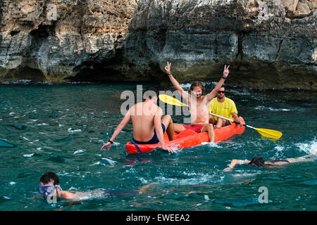 Freunde tun Kajak auf Cala Sahona, Formentera, Balearen Inseln, Spanien. Barbaria Kap. Stockfoto