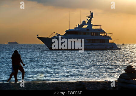SA Roqueta Strand und Ses Illetes Strand, Balearen, Formentera, Spanien. Paar am Strand küssen. Stockfoto