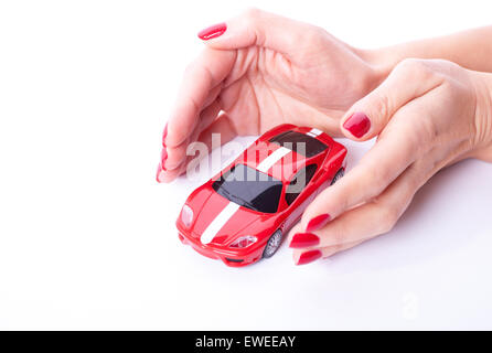 Rote von Spielzeugauto auf der weiblichen Seite auf weißem Hintergrund Stockfoto