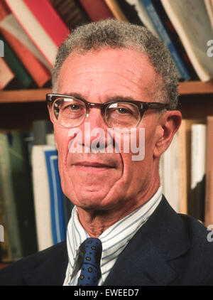 CAMBRIDGE, MASSACHUSETTS, USA - Nobelpreis Wirtschaftswissenschaftler Professor Robert M. Solow, am MIT. 10. Oktober 1990 Stockfoto