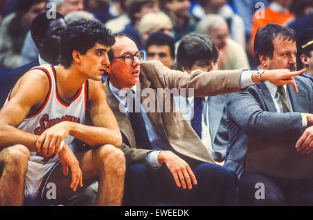 SYRACUSE, NEW YORK, USA, 1. JANUAR 1985 - Coach Jim Boeheim spricht mit Spieler Rony Seikaly während des NCAA-Basketballspiels der Syracuse Orangemen Hochschule in Carrier Dome. Stockfoto