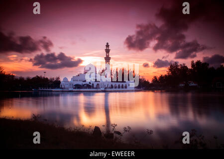 Wunderschöne Moschee in Glorius Sonnenuntergang in Terengganu, Malaysia Stockfoto