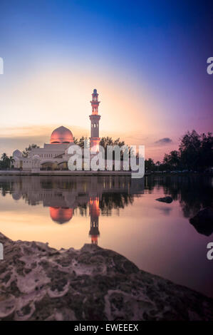 Wunderschöne Moschee in Glorius Sonnenuntergang in Terengganu, Malaysia Stockfoto