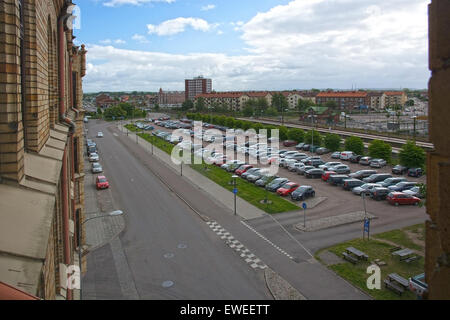 Parkplatz am Bahnhof gesehen vom Grand Hotel auf 8. Juni 2015 in Halmstad, Schweden. Stockfoto