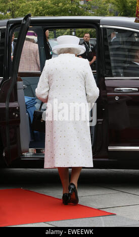 Berlin, Deutschland. 24. Juni 2015. Britische Königin Elizabeth II. Abfahrt von der technischen Universität (TU) Berlin, Deutschland, 24. Juni 2015. Die britische Königin und ihr Ehemann sind auf ihre fünfte Staatsbesuch in Deutschland. Foto: STEPHANIE PILICK/Dpa/Alamy Live News Stockfoto