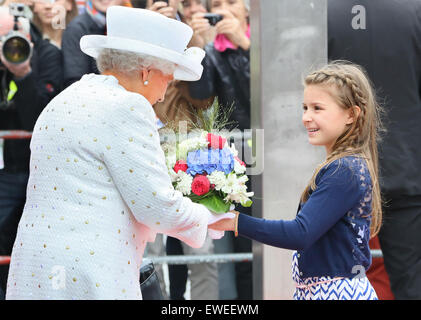 Berlin, Deutschland. 24. Juni 2015. Britische Königin Elizabeth II. ein Mädchen empfängt Blumen als Geschenk nach ihrem Besuch an der technischen Universität (TU) Berlin, Deutschland, 24. Juni 2015. Die britische Königin und ihr Ehemann sind auf ihre fünfte Staatsbesuch in Deutschland. Foto: STEPHANIE PILICK/Dpa/Alamy Live News Stockfoto