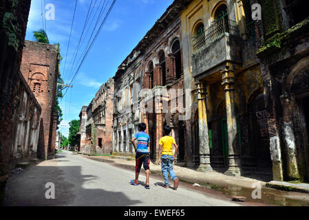 Menschen in Shonargaon Panam Altstadt genießen. Shonargaon, bedeutet "Gold", es ist ein 19. Jahrhundert alten Handelszentrum der Baumwolle. Stockfoto