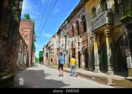 Menschen in Shonargaon Panam Altstadt genießen. Shonargaon, bedeutet "Gold", es ist ein 19. Jahrhundert alten Handelszentrum der Baumwolle. Stockfoto