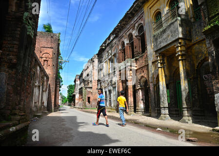 Menschen in Shonargaon Panam Altstadt genießen. Shonargaon, bedeutet "Gold", es ist ein 19. Jahrhundert alten Handelszentrum der Baumwolle. Stockfoto