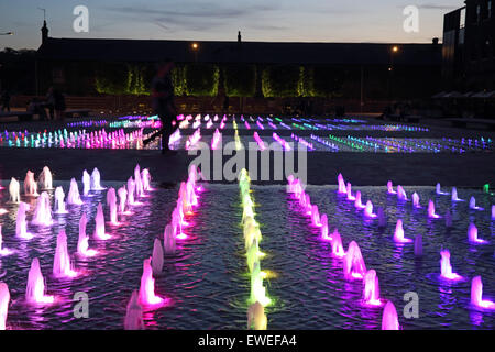 Die farbigen Brunnen in Granary Square bei Nacht hinter Kings Cross, in Nord-London, England, UK Stockfoto