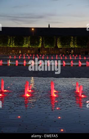 Die farbigen Brunnen in Granary Square bei Nacht hinter Kings Cross, in Nord-London, England, UK Stockfoto