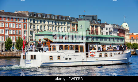 Ausflugsschiff vor der Standard, Hafen von Kopenhagen, Dänemark Stockfoto