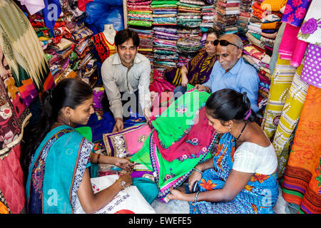 Mumbai Indien, Tardeo, Jehangir Boman Behram Road, Krishna Collection, Kleidergeschäft, Stoff, Sari, Saree, Tragen, Mann Männer männlich, Manager, Verkäufer, Frau weiblich wom Stockfoto