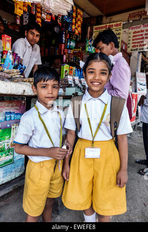 Mumbai Indien, Tardeo, Jehangir Boman Behram Road, 24-Stunden-Geschäft, männlicher Junge Jungen Kinder Kinder Bruder, Mädchen, Youngster, weibliche Kinder Kinder Kinder Schwester, Stockfoto