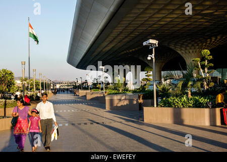 Mumbai Indien, Chhatrapati Shivaji International Airport, Front, Eingang, Frau weibliche Frauen, Mutter, Mann Männer männlich, Vater, Mädchen Mädchen, Youngster, weibliche Kinder c Stockfoto