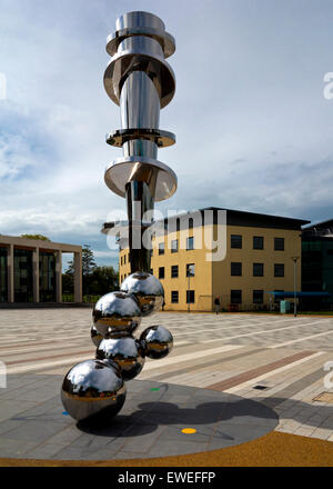 Campus-Gebäude und Skulpturen an der Loughborough University eine öffentliche Forschungsuniversität in East Midlands Leicestershire England UK Stockfoto