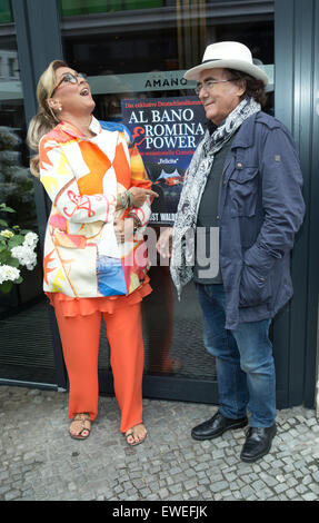 Berlin, Deutschland. 24. Juni 2015. Italienische singen Duo Al Bano und Romina Power posieren vor einer Pressekonferenz in Berlin, Deutschland, 24. Juni 2015. Bano und macht halten ihr erste gemeinsame Konzert in der deutschsprachigen Region in 20 Jahren, am 21. August 2015. Foto: Jörg CARSTENSEN/Dpa/Alamy Live News Stockfoto