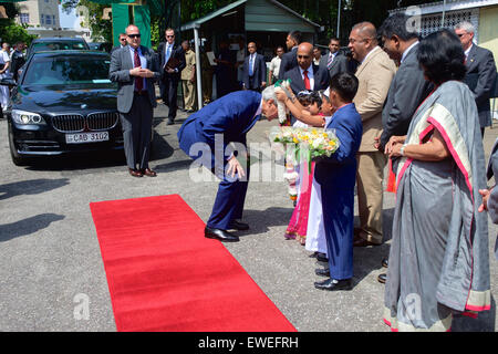 US-Außenminister John Kerry Bögen um Jasmin Kranz zu erhalten, wie er im Ministerium für auswärtige Angelegenheiten in Colombo, Sri Lanka, auf 2. Mai 2015, für ein Treffen mit Außenminister Mangala Samaraweera vor anderen Treffen mit Präsident Maithripala Sirisena und Premierminister Ranil Wickremesinghe ankommt. Stockfoto