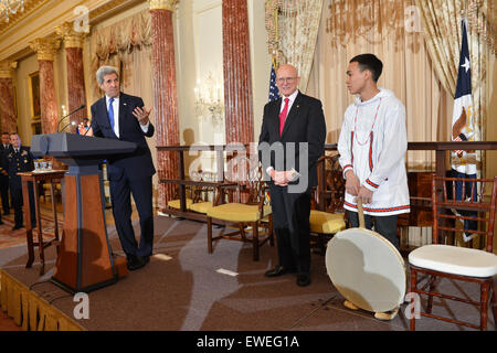US-Außenminister John Kerry liefert Hinweise auf dem US-Vorsitz des Arktischen Rates Empfangs mit Sonderbeauftragten für die Arktis Admiral Robert Papp vor Byron Nicholai ein Lied in Yup'ik, Muttersprache Alaskan, an das US-Außenministerium in Washington, DC am 21. Mai 2015 führt. Stockfoto