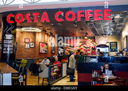 Mumbai Indien, Indisch-Asiatisch, Chhatrapati Shivaji International Airport, Terminal, Gate, Costa Coffee, Barista, Cafe, Front, Eingang, Besucher reisen t Stockfoto