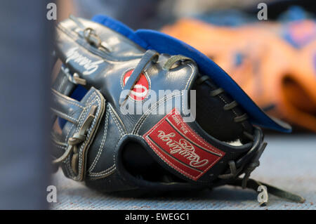 Milwaukee, WI, USA. 23. Juni 2015. Rawlings Handschuh auf der Trainerbank Schritt während der Major League Baseball Game zwischen den Milwaukee Brewers und die New York Mets im Miller Park in Milwaukee, Wisconsin. John Fisher/CSM/Alamy Live-Nachrichten Stockfoto