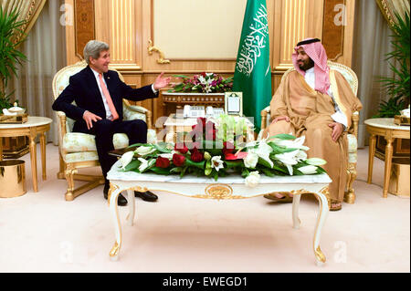 US-Außenminister John Kerry sitzt mit Prinz Mohammed bin Salman, Saudi Arabien neu ernannte Bundesminister der Verteidigung, nach einem Treffen mit König Salman bin Abdelaziz Al Saud Saudi am königlichen Hof in Riyadh, Saudi Arabien, am 7. Mai 2015. Stockfoto