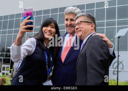 US-Außenminister John Kerry posiert für ein "Selfie" mit Gary Locke, ehemaliger US-Botschafter in China, Handelsminister, Gouverneur von Washington und seine Frau, Mona, nach der Lieferung einer Rede über die USA und Pacific regional Handelspolitik am 19. Mai 2015, bei der Boeing Co. 737 Montagewerk in Renton, Washington. Stockfoto