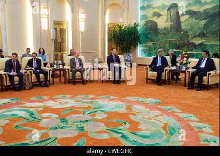 US-Außenminister John Kerry, flankiert von U.S. Botschaft Beijing Charge d ' affaires Dan Kritenbrink, US Assistant Secretary Of State für ostasiatische und pazifische Angelegenheiten Daniel Russel und anderen Beratern sitzt mit chinesischen Staatspräsidenten Xi Jinping, nachdem er in der großen Halle des Volkes in Peking, China, für ein bilaterales Treffen am 17. Mai 2015 angekommen. Stockfoto