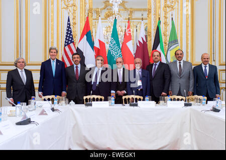 US-Außenminister John Kerry und US Energie Staatssekretär Dr. Ernest Moniz stehen mit Mitgliedern des Golf-Kooperationsrates versammelten sich zu einer multilateralen Treffen im US-Botschafters in Paris, Frankreich, am 8. Mai 2015. Stockfoto