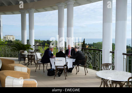 US-Außenminister John Kerry und USA Unter Staatssekretär für politische Angelegenheiten Wendy Sherman chat mit ihren russischen Amtskollegen - Außenminister Sergej Lawrow und der stellvertretende Außenminister Sergei Ryabkov - auf einem Balkon im Hotel Rodina in Sotschi, Russland, 12. Mai 2015. Stockfoto