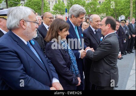 Der französische Präsident Francois Hollande grüßt US-Außenminister John Kerry nach einem siebzigsten Jahrestag VE Tag Gedenkfeier am 8. Mai 2015, bei der Arc-d'Triomphe und entlang der Champs Elysee in Paris, Frankreich. Stockfoto