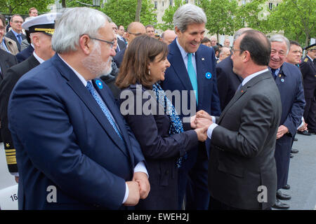 Der französische Präsident Francois Hollande greift Hände mit Paris Bürgermeister Anne Hidalgo während des Sprechens mit US-Außenminister John Kerry nach einem siebzigsten Jahrestag VE Tag Gedenkfeier am 8. Mai 2015, bei der Arc-d'Triomphe und entlang der Champs Elysee in Paris, Frankreich. Stockfoto