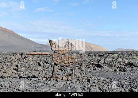 Das Zeichen-Plakat des Timanfaya-Nationalparks, entworfen von Cesar Manrique auf Lanzarote, Kanarische Inseln, Spanien. Stockfoto