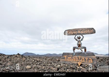 Das Zeichen-Plakat des Timanfaya-Nationalparks, entworfen von Cesar Manrique auf Lanzarote, Kanarische Inseln, Spanien. Stockfoto