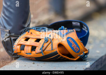 Milwaukee, WI, USA. 23. Juni 2015. Wilson Handschuh liegt in der Einbaum in der Major League Baseball Spiel zwischen den Milwaukee Brewers und die New York Mets im Miller Park in Milwaukee, Wisconsin. John Fisher/CSM/Alamy Live-Nachrichten Stockfoto