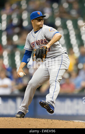 Milwaukee, WI, USA. 23. Juni 2015. New York Mets Entlastung Krug Hänsel Robles #47 liefert einen Stellplatz in der Major League Baseball Spiel zwischen den Milwaukee Brewers und die New York Mets im Miller Park in Milwaukee, Wisconsin. John Fisher/CSM/Alamy Live-Nachrichten Stockfoto