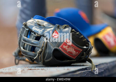 Milwaukee, WI, USA. 23. Juni 2015. Rawlings Handschuh sitzt auf der Trainerbank Mets während der Major League Baseball Spiel zwischen den Milwaukee Brewers und den New York Mets im Miller Park in Milwaukee, Wisconsin. John Fisher/CSM/Alamy Live-Nachrichten Stockfoto