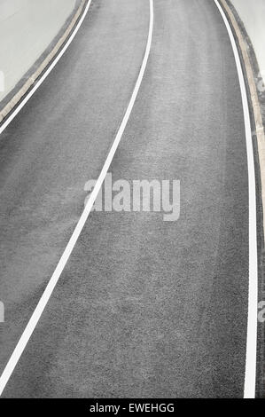 Industrielle Schuss mit einer neuen Asphalt zweispurige Straße, die aus einem tunnel Stockfoto