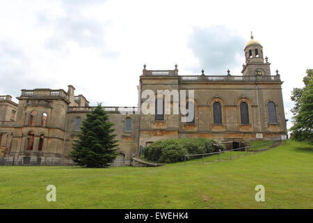 Schöne Naturstein-Kirche mit wunderschönen Buntglasfenstern, wunderbar dekoriert mit Deckengemälde von Künstler Antonio Stockfoto