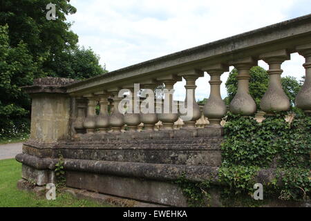 Schöne stattliche Herrenhaus, zerstört durch Feuer, umgeben von einer Steinmauer Balustrade Stockfoto