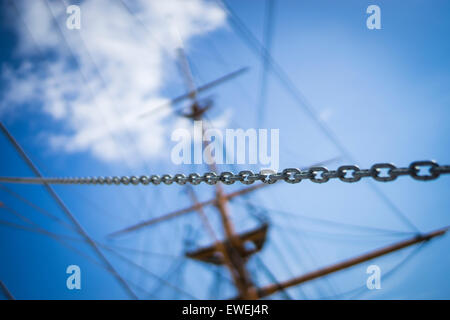 Ein Schiff Masten stehen im Hafen von Portsmouth. Stockfoto