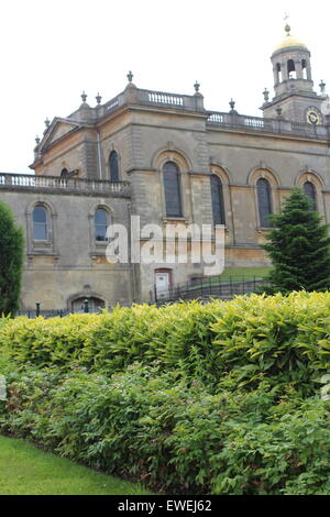 Schöne Naturstein-Kirche mit wunderschönen Buntglasfenstern, wunderbar dekoriert mit Deckengemälde von Künstler Antonio Stockfoto