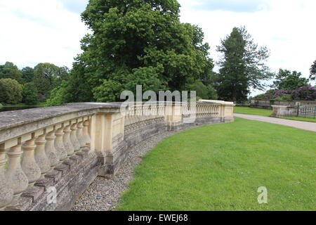 Schöne stattliche Herrenhaus, zerstört durch Feuer, umgeben von einer Steinmauer Balustrade Stockfoto