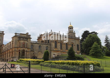 Schöne Naturstein-Kirche mit wunderschönen Buntglasfenstern, wunderbar dekoriert mit Deckengemälde von Künstler Antonio Stockfoto