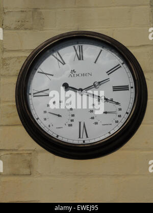 Wanduhr mit Thermometer und Feuchtigkeit Messgerät Stockfoto