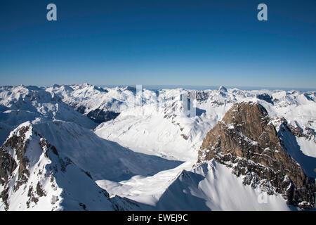 Die Gipfel der Roggspitze mit den Widderstein und Karhorn im Hintergrund vom Gipfel der Valluga St. Anton Arlberg-Österreich Stockfoto