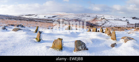 Eine verschneite neun Jungfrauen Steinkreis auf Belstone, Dartmoor. Stockfoto