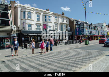 Ein „Gemeinschaftsraum“ außerhalb von Chinnerys am Southend an der Meeresküste, Marine Parade, Essex, Großbritannien. Familienüberquerung Stockfoto